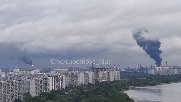 Ukrajinsk� drony zas�hly rafinerii v Moskv�. (16. �ervna 2026)