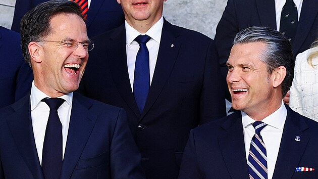 Gener�ln� tajemn�k NATO Mark Rutte a americk� ministr obrany Pete Hegseth (18. �ervna 2026)