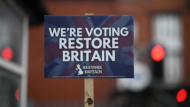 Cedule politick� strany Restore Britain (Obnovme Brit�nii) v britsk�m Ashton-in-Makerfieldu (3. �ervna 2026)