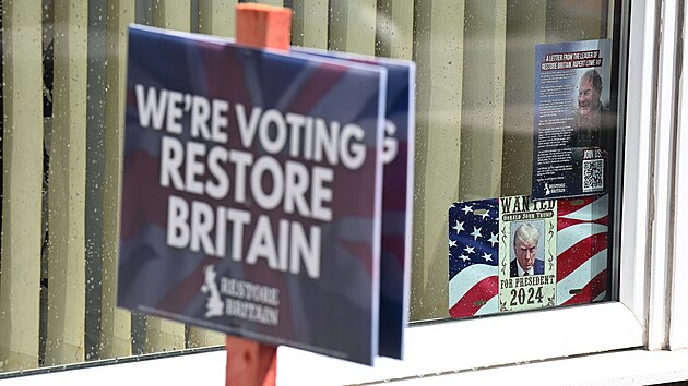 Cedule politick� strany Restore Britain (Obnovme Brit�nii) v britsk�m Ashton-in-Makerfieldu (3. �ervna 2026)