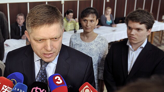 Slovenský premiér Robert Fico s man�elkou Svetlanou a synem Michalem (29....