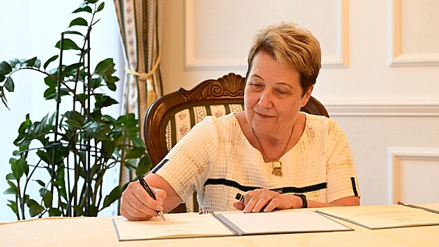 Zvolená ombudsmanka Eva Kostolanská se slo�ením slibu ujala funkce. (18.�ervna...