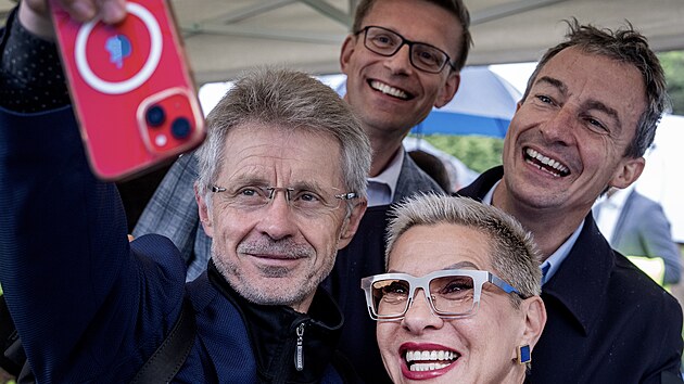 ODS se pro leto�n� sen�tn� volby poda�ilo z�skat i zn�mou opern� p�vkyni Dagmar Peckovou. Bude kandidovat v Praze 9, jej� starosta Tom� Portl�k je kandid�tem ODS na pra�sk�ho prim�tora. (12. �ervna 2026)