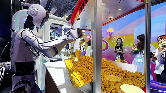 Roboti na ob�erstvení lákají náv�t�vníky veletrhu optoelektroniky v...