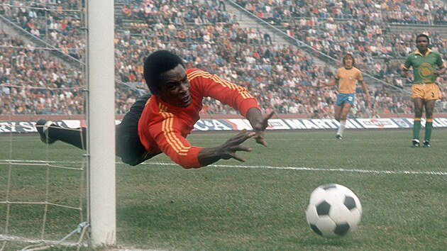 Branká� Zairu Muamba Kazadi vyrá�í brazilskou st�elu.