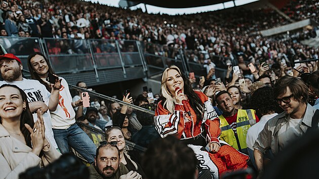 Ewa Farna na prvn�m ze t�� koncert� v Edenu. (13. �ervna 2026)