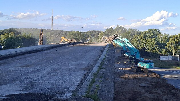 Silni���i zbourali most p�es d�lnici D4 pobl� J�lovi�t� u Prahy. (13. �ervna 2026)
