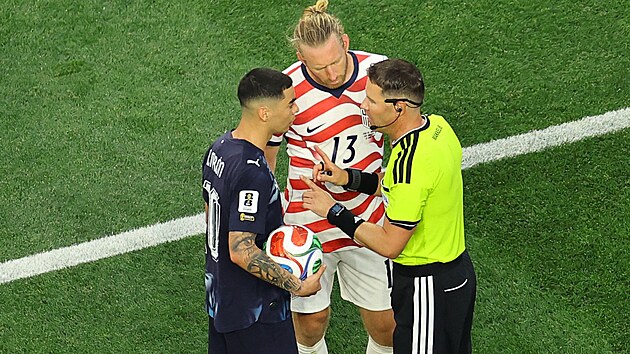 Nizozemský sudí Danny Makkelie vysv�tluje americkému obránci Timu Reamovi a...