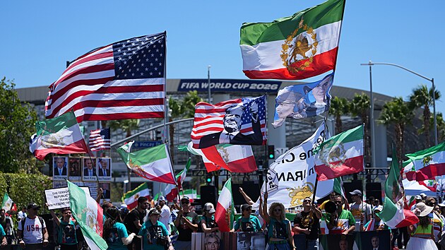 Fanou�ci Íránu s vlajkami z doby p�ed revolucí p�ed stadionem v Los Angeles...