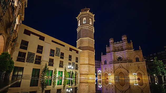 N�m�st� Plaza Mayor ve m�st� Castell�n de la Plana ukr�v� t�i historick� pam�tky. Nach�z� se tu gotick� konkatedr�la Panny Marie p�vodem ze 13. stolet�, o dv� stolet� mlad�� zvonice El Fadr� a radnice z 18. stolet� s podloub�m, postaven� v tosk�nsk�m stylu.