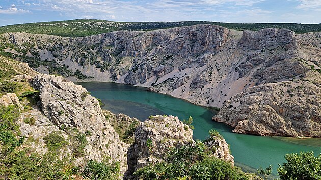 Pust� krasov� krajina, hlubok� skaln� st�ny a uprost�ed smaragdov� �eka. Ka�on Zrmanja nab�z� p��jemnou zast�vku p�ed p��jezdem do chorvatsk�ho Zadaru.