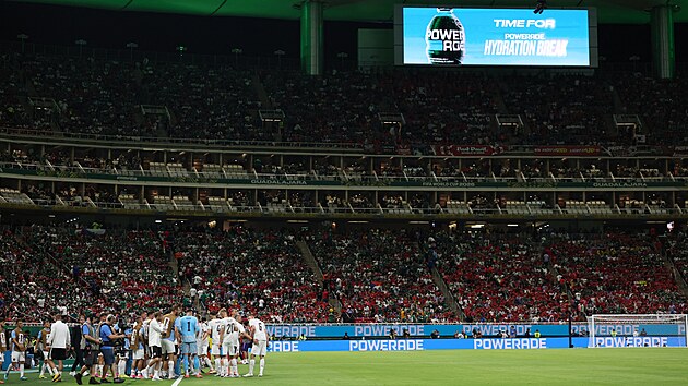 �e�t� fotbalist� se ob�erstvuj� b�hem z�pasu proti Ji�n� Koreji na mistrovstv� sv�ta