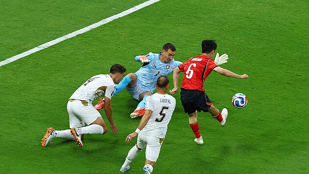Korejec Hwang In-pom p�ekonává branká�e Mat�je Ková�e a srovnává na 1:1