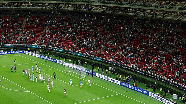 �e�t� fotbalist� d�kuj� fanou�k�m po proh�e s Ji�n� Koreou na mistrovstv� sv�ta