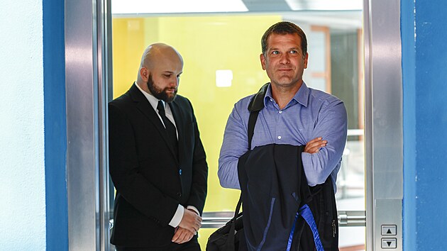 Voj�k Martin Schejbal (vlevo) ob�alovan� z napaden� a po�ez�n� brig�dn�ho gener�la Romana Hy�hy u M�stsk�ho soudu v Brn�. (�erven 2026)