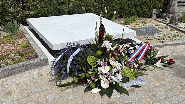 Urny spisovatele Kundery a jeho �eny jsou od 18. �ervna 2026 na Úst�edním...