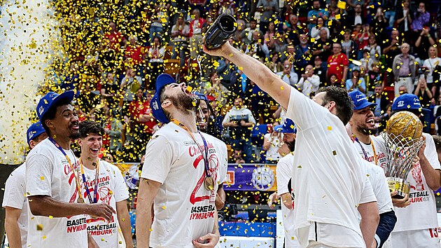 Nymbur�tí basketbalisté slaví na palubovce pra�ské Královky titul v Maxa NBL.