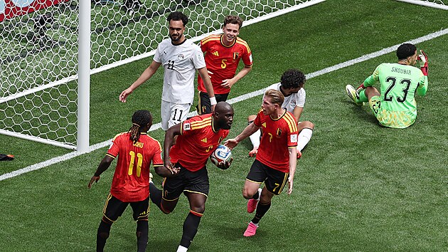 Romelu Lukaku (Belgie) slaví se spoluhrá�i vyrovnávací gól na 1:1 na...