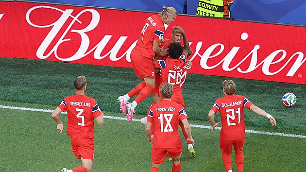 Leo Østigard slaví se spoluhrá�i t�etí gól Norska proti Iráku na...