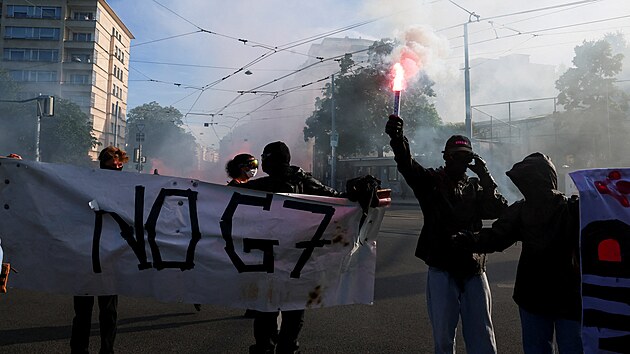 V �enev� lid� demonstruj� na protest proti summitu skupiny velk�ch sv�tov�ch ekonomik G7. (14. �ervna 2026)