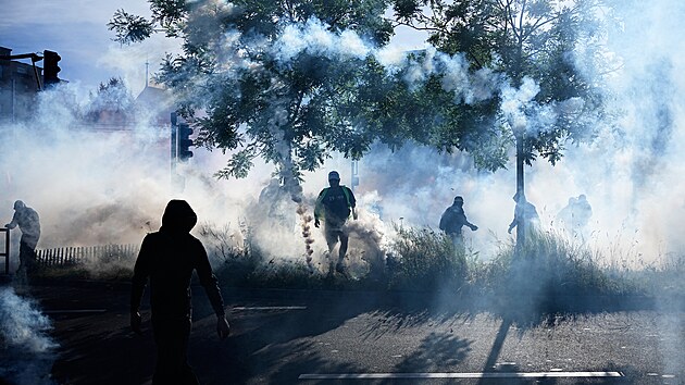 V �enev� lid� demonstruj� na protest proti summitu skupiny velk�ch sv�tov�ch ekonomik G7. (14. �ervna 2026)