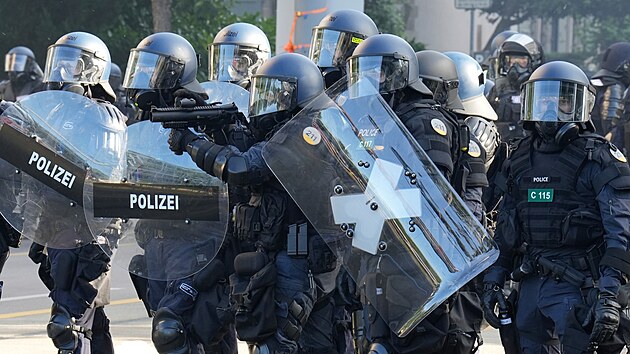 V �enev� lid� demonstruj� na protest proti summitu skupiny velk�ch sv�tov�ch ekonomik G7. (14. �ervna 2026)