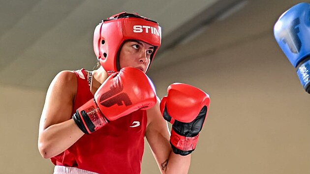 �eská boxerka Viktorie Jílková, která je zárove� úsp�nou hokejistkou.