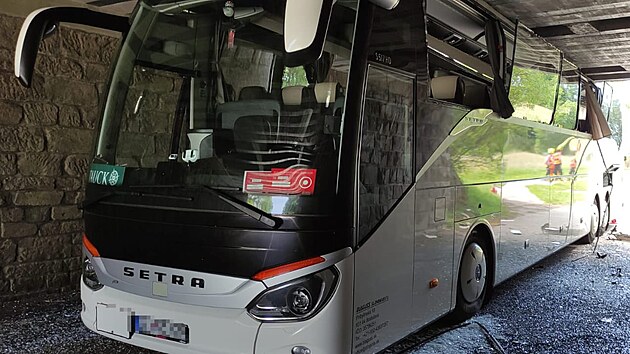 Autobus se zasekl pod �elezni�n�m viaduktem v Rybn�ku u hranic s Rakouskem. (16. �ervna 2026)
