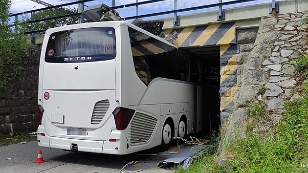 Autobus zaseklý ve viaduktu z části přišel o střechu, na místě jsou zranění