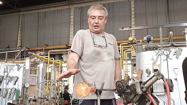 Mistr sklá� Milan Man vyráb�l festivalové ceny u� patnáctkrát. (17. �ervna 2026)