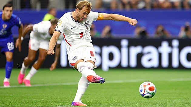 Harry Kane kope penaltu proti Chorvatsku na mistrovstv� sv�ta.
