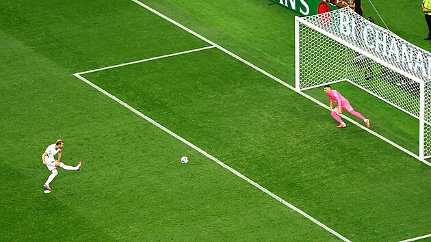 Harry Kane kope penaltu proti Chorvatsku na mistrovstv� sv�ta.