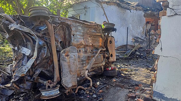 Zni�en� auto na m�st�, kde byl d�m t�ce po�kozen rusk�m �tokem dronem v r�mci rusk� invaze na Ukrajinu, v Mykolajivu na Ukrajin�. (12. �ervna 2026)