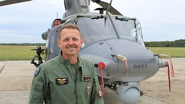 Gener�lmajor Jaroslav M�ka p�ed vrtuln�kem UH-1Y Venom, kter� slou�� na misi v Polsku. (11. �ervna 2026)
