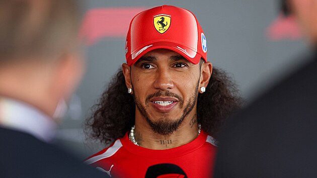 Pilot Ferrari Lewis Hamilton dorazil do paddocku p�ed Velkou cenou �pan�lska s...