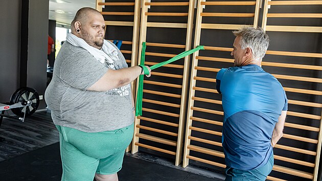 V deseti letech u� m�l okolo devades�ti kilo, kdy� nastupoval na st�edn� �kolu, m�l 150 kilo.