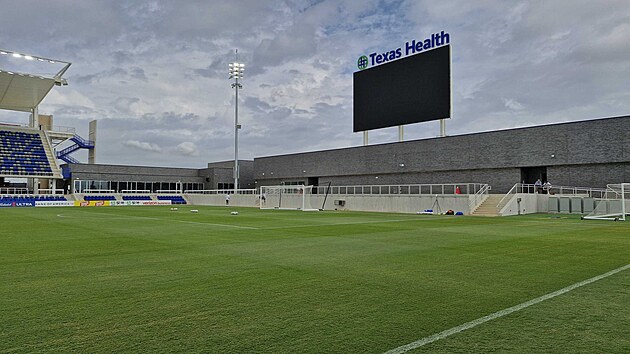 Stadion v Mansfieldu p�ed tr�ninkem �esk�ch fotbalist�.