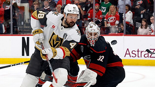 Tomá� Hertl (48) z Vegas Golden Knights a gólman Brandon Bussi (32) z Carolina...