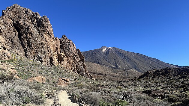 M��it na Teide za turistikou nemus� nutn� znamenat dob�v�n� jej�ho vrcholu. Sta�� zaparkovat u Mirador de la Ruleta a vyrazit na okruh Roques de Garc�a. Tato p�tikilometrov� trasa v�s provede fascinuj�c�m labyrintem l�vov�ch �tvar�, kde si budete p�ipadat jako na jin� planet�. V�t�ina lid� se zastav� jen u prvn�ch skaln�ch v�� pro fotku, ale ten prav� z�itek a ty nejlep�� v�hledy za��naj� a� ve chv�li, kdy se poctiv� vyd�te na tento p��jemn� okruh.
