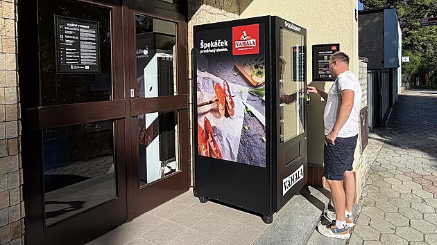 P�ed pivovarskou prodejnou se nov� objevil automat se �pek��ky. (17. �ervna 2026)