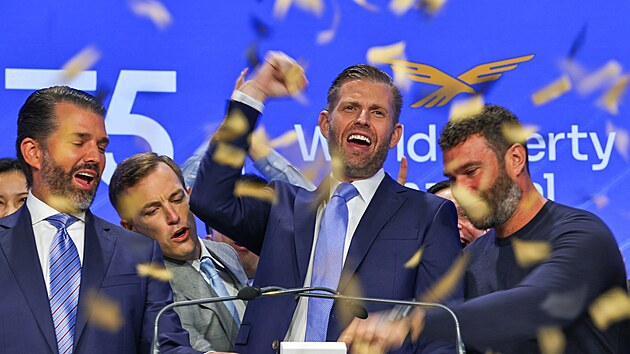 Eric Trump (uprost�ed) na burzovní prezentaci spole�nosti Alt5 (13. srpna 2025)