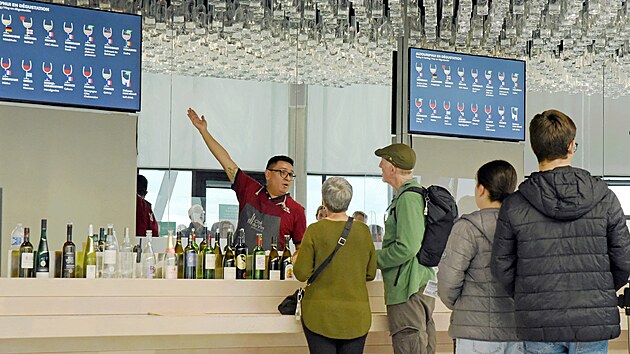 Obsluha v muzeu Cite du Vin v Bordeaux nab�z� n�v�t�vn�k�m v�no k ochutn�n� (27. ��jna 2024)