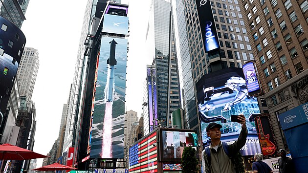 Billboard spole�nosti SpaceX v ulicích New Yorku v den uvedení jejích akcií na...