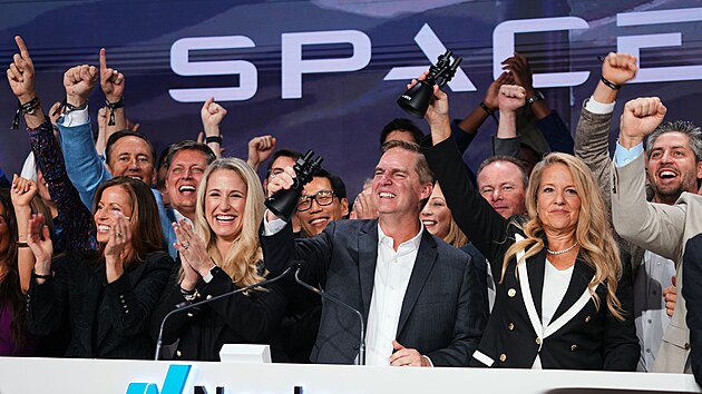 Prezidentka firmy SpaceX Gwynne Shotwellová (vpravo) slaví se zam�stnanci...