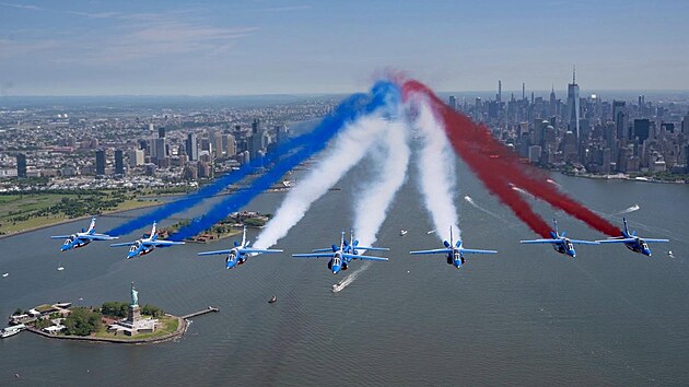P�elet st�ha�ek nad New Yorkem. Vpravo v pozad� ostrov Manhattan, vlevo dole Ostrov svobody (Liberty Island) se stejnojmennou sochou (9. 6. 2026).