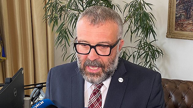 Petr Kor� b�hem rozhovoru s m�dii pot�, co jej zastupitel� odvolali z postu prim�tora. (10. �ervna 2026)