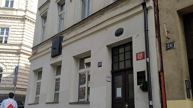 D�m �p. 516 v Je�n� ulici, kde N�mcov� napsala v�t�inu Babi�ky (�erven 2026)