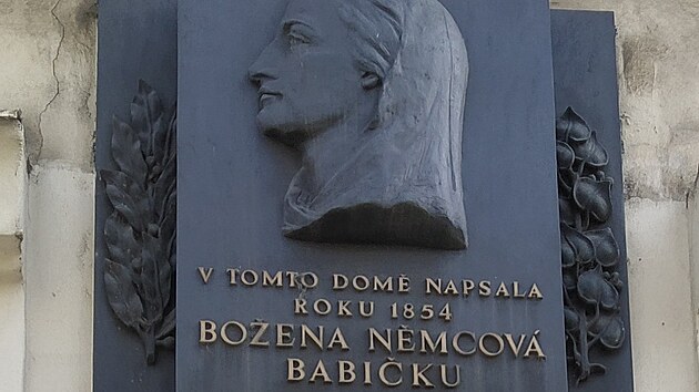 Pam�tn� desku s profilem Bo�eny N�mcov� v roce 1957 vytvo�ili socha�ka Eva Springerov� a architekt Jan Z�zvorka st.