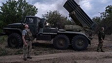 Ukrajin�tí d�lost�elci z 93. mechanizované brigády Cholodnyj Jar na pozicích...