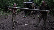 Ukrajin�tí d�lost�elci z 93. mechanizované brigády Cholodnyj Jar na pozicích...